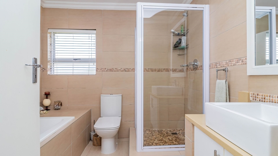 4 Bedroom Property for Sale in De Kelders Western Cape